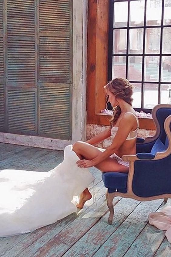Невеста надевает платье