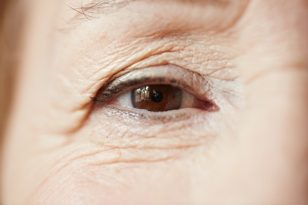 глаз пожилой женщины
