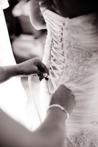 Завязывают свадебный корсет