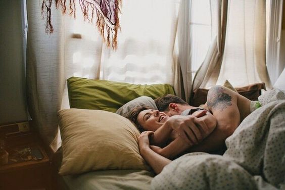 мужчина и девушка в постели